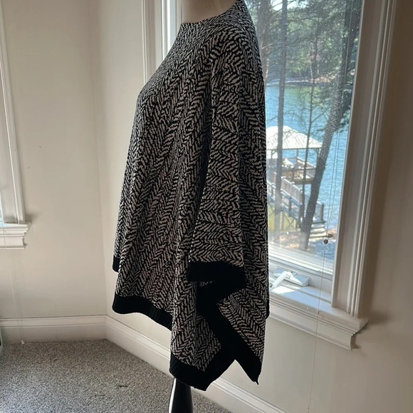 Lululemon Retired Poncho, O/S, Like New - Picture 7 of 9